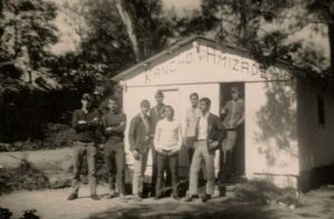 Da esquerda para a direita: Armindo Brugnera (Caipira), Flavio Lima de Souza (Diabo), Clovis Kassick (Chupetinha), Flavio Maria Benvegnu (Urso), à frente, de branco, Juraci Mignoni (Tampinha), atrás Eliseu Testolin (Hipopótamo), à frente: Ailto Melo (Rato) e na porta: Valério Trevisan (Polenta).